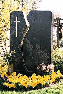 Le monument fun&eacute;raire doit rendre hommage au d&eacute;funt durant de longues ann&eacute;es. Simple ou compliqu&eacute;, mod&egrave;le existant ou cr&eacute;ation personnalis&eacute;e, notre entreprise vous propose un vaste choix de mod&egrave;les dans diff&eacute;rents mat&eacute;riaux.
